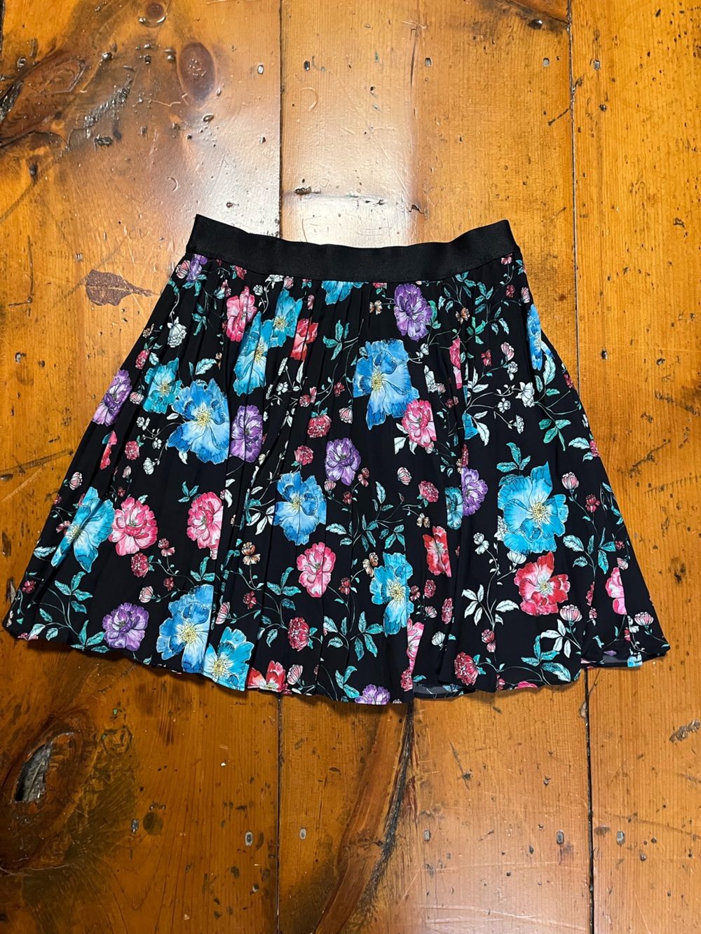 Express small pleated floral gauzy black skirt
